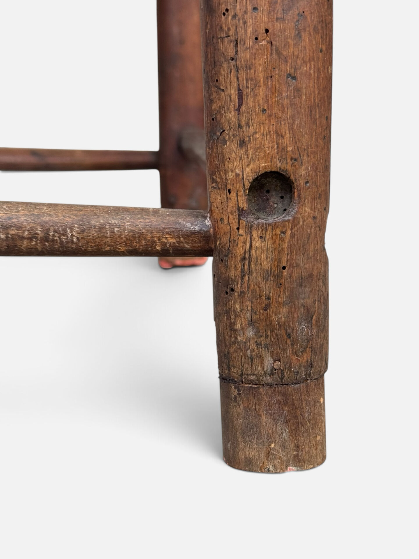 Antique rustic armchair in walnut and leather, 18th century.