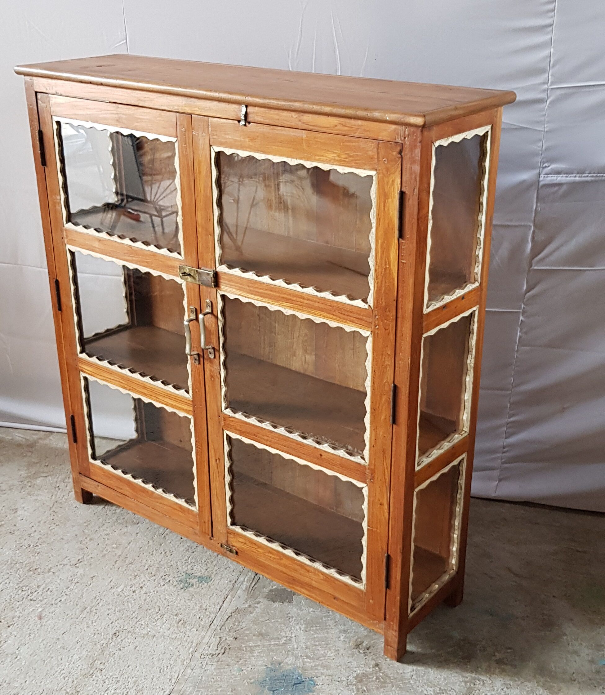 Ancienne vitrine en teck