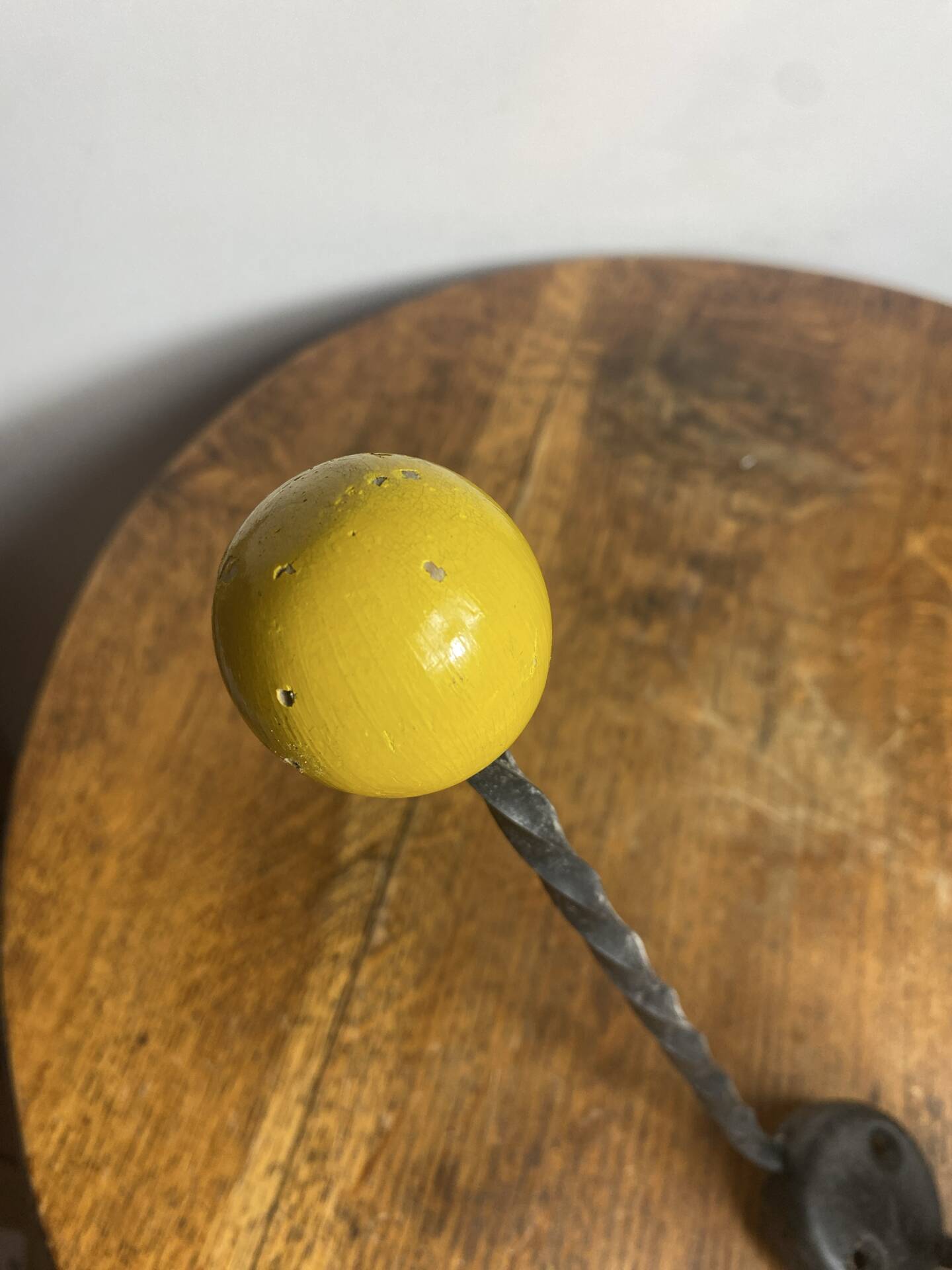 Patére en fer forgé torsadé et boules en bois