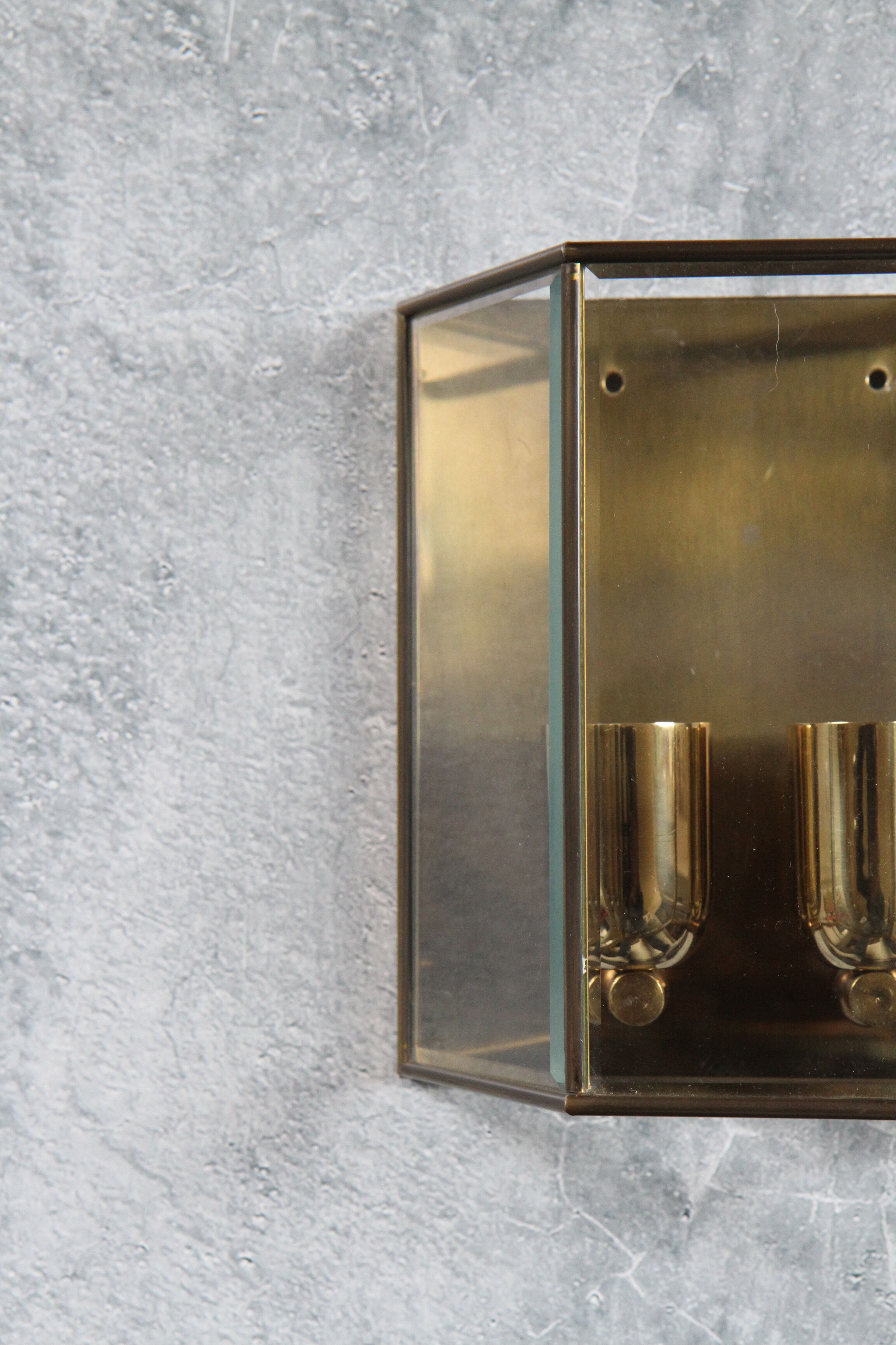 Wall sconce in brass and glass