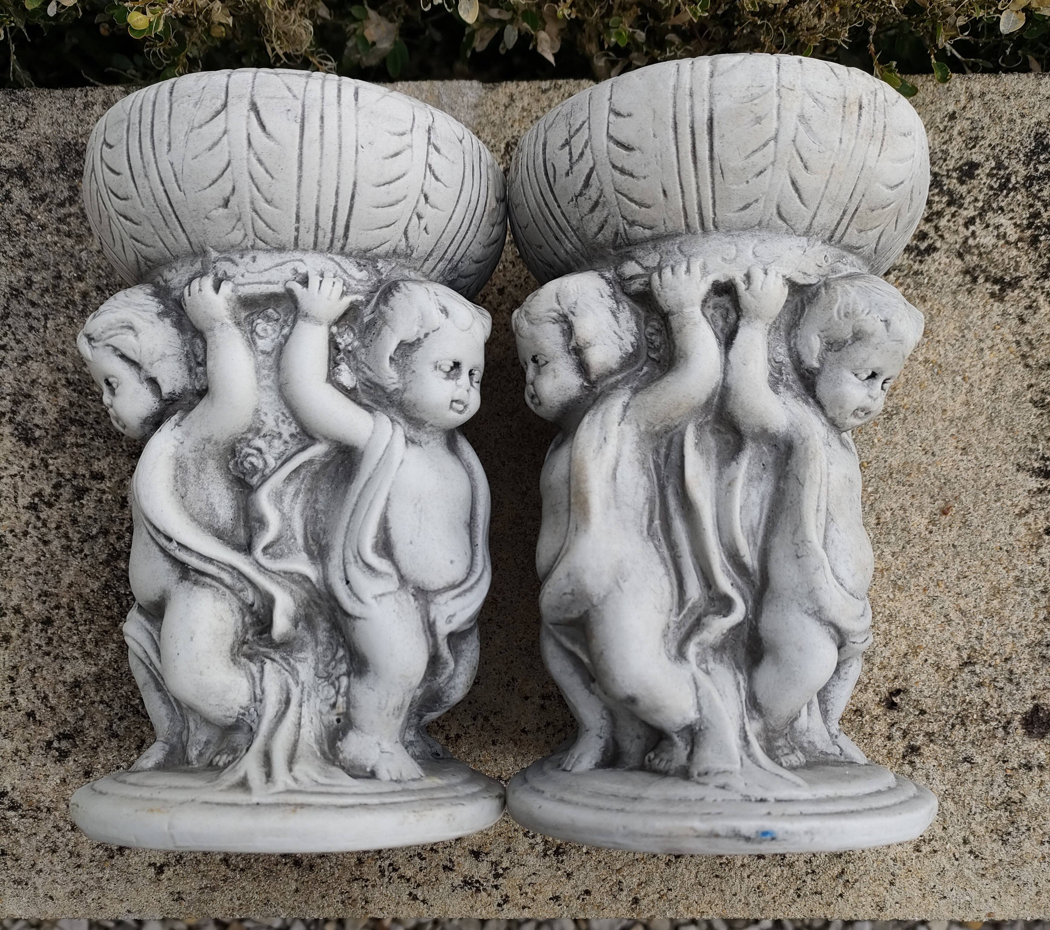 Paire de bougeoirs de jardin aux chérubins - résine patinée vieille pierre - France - Début 2000