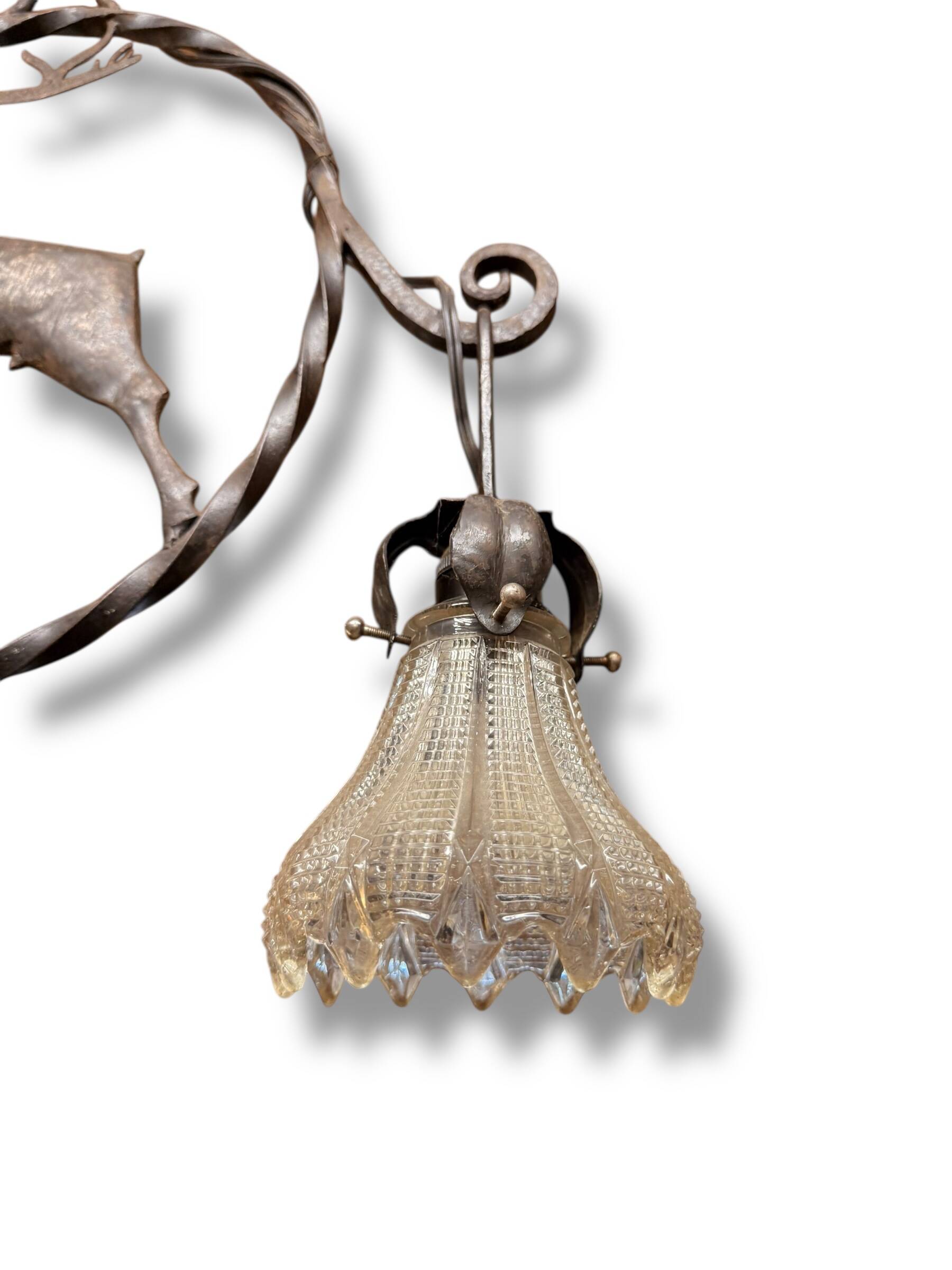 Lustre en fer forgé et verre à décor de cerf