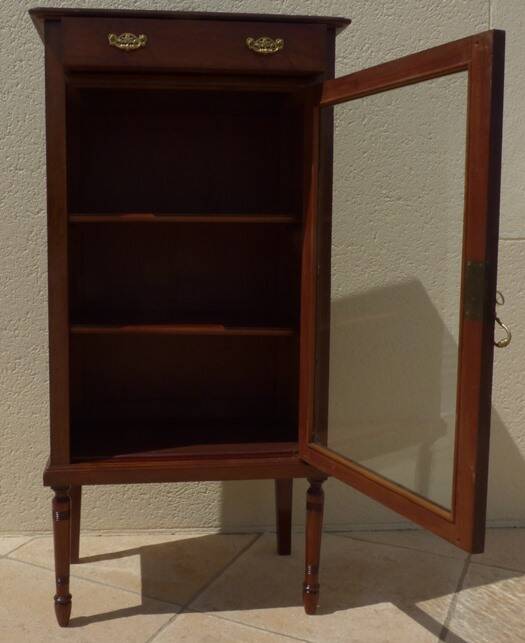 Mahogany veneer display case, opening with a door and a drawer, Louis XVI style - Very good condition
