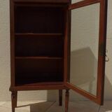 Mahogany veneer display case, opening with a door and a drawer, Louis XVI style - Very good condition