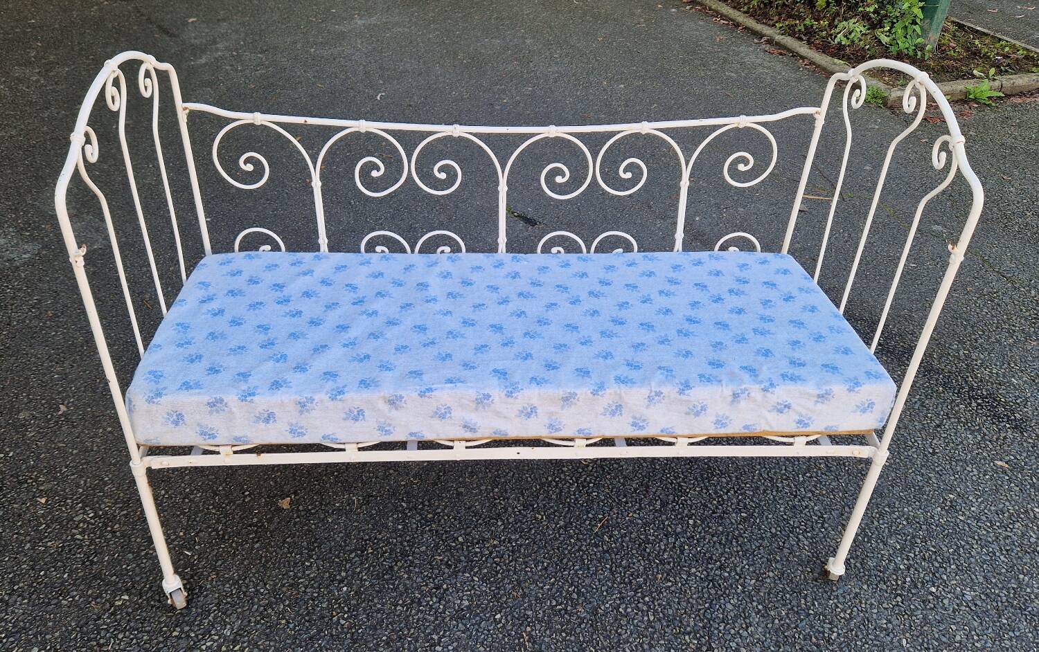 bed child iron bench