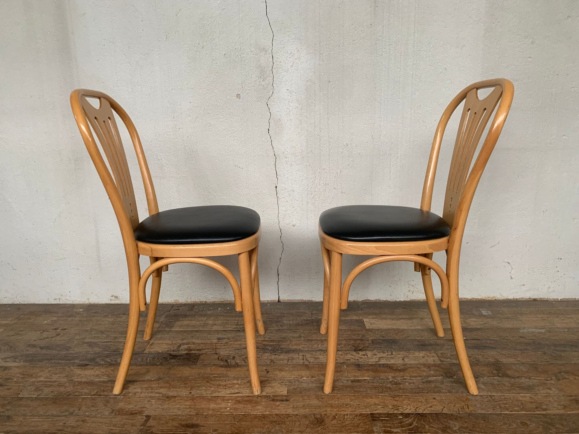 Series of 6 bistro chairs in curved wood seated skaï black