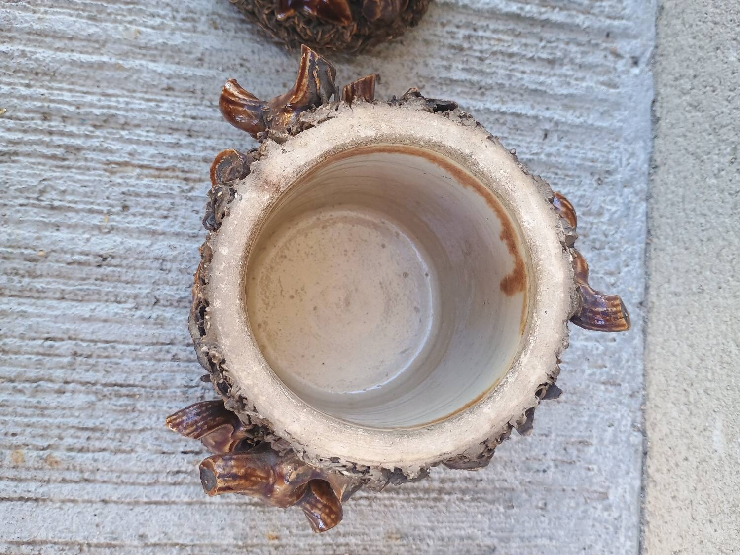 BOSSOT in Ciry-le-Noble (71) Stoneware tobacco pot with naturalist decoration