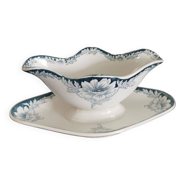 Saucière de St Amand et Hamage, terre de fer modèle Suzanne fleurs vertes