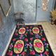 Tapis en laine tissée à la main fond noir avec de grandes roses 214x158cm
