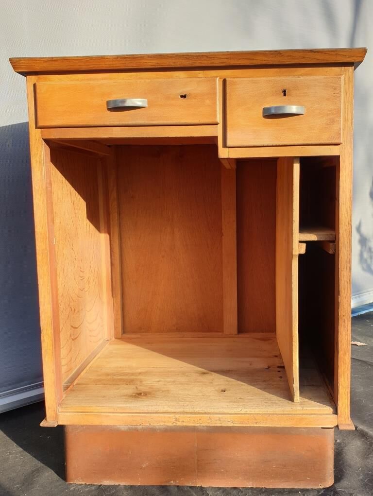 1950's store checkout counter with Bakelite mint