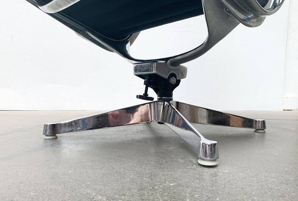 Set of aluminium chairs EA 124 Mid-Century by Charles & Ray Eames for Herman Miller, 1960s.