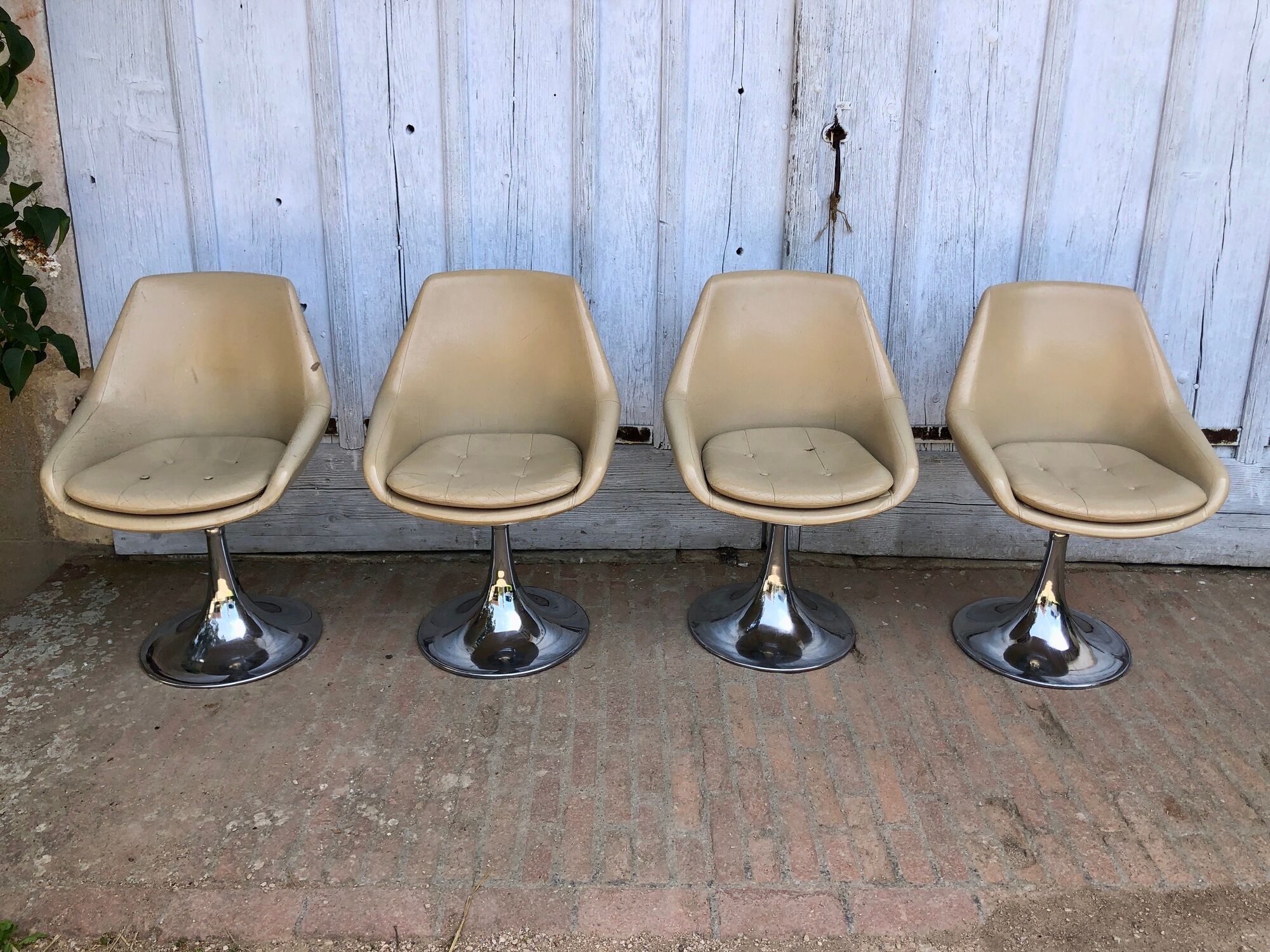 Set of 4 chairs tulip armchairs in beige skaï 1970