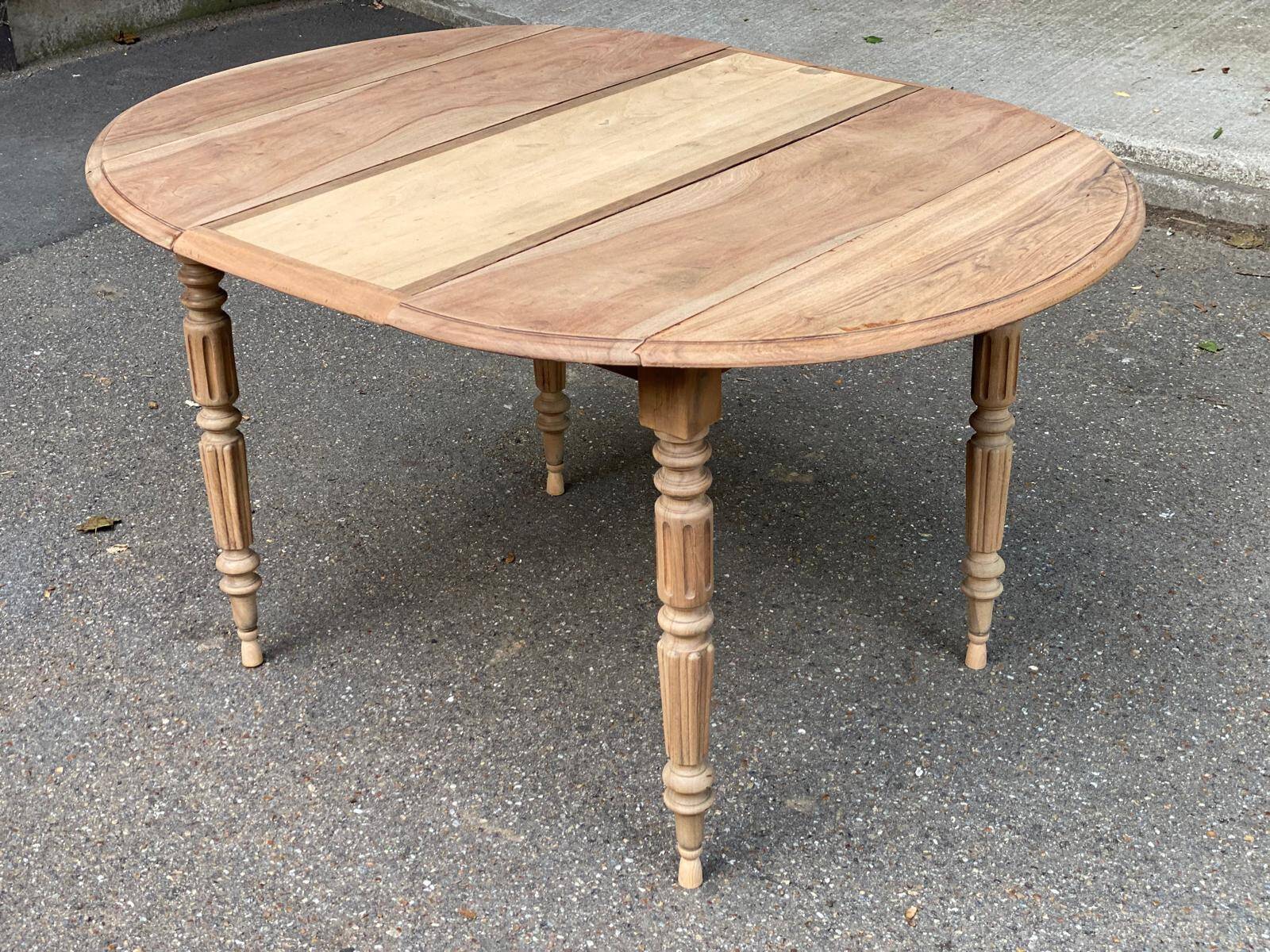 Renovated 18th century solid wood extendable round dining table with shutters