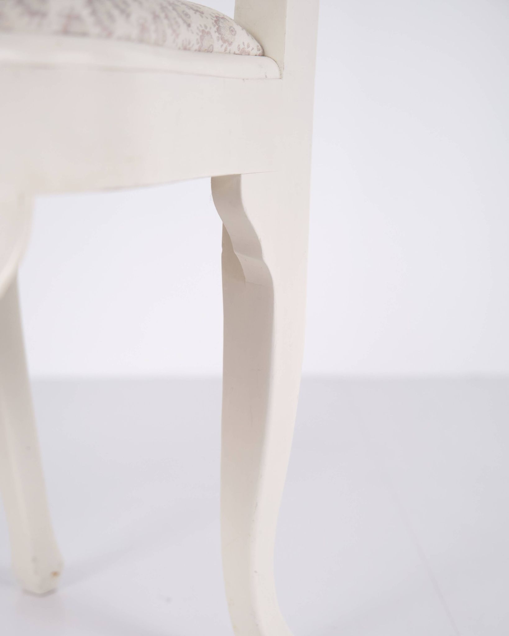 Set of six dining chairs - Neo Rococo style - white painted with decorative details - 1920s