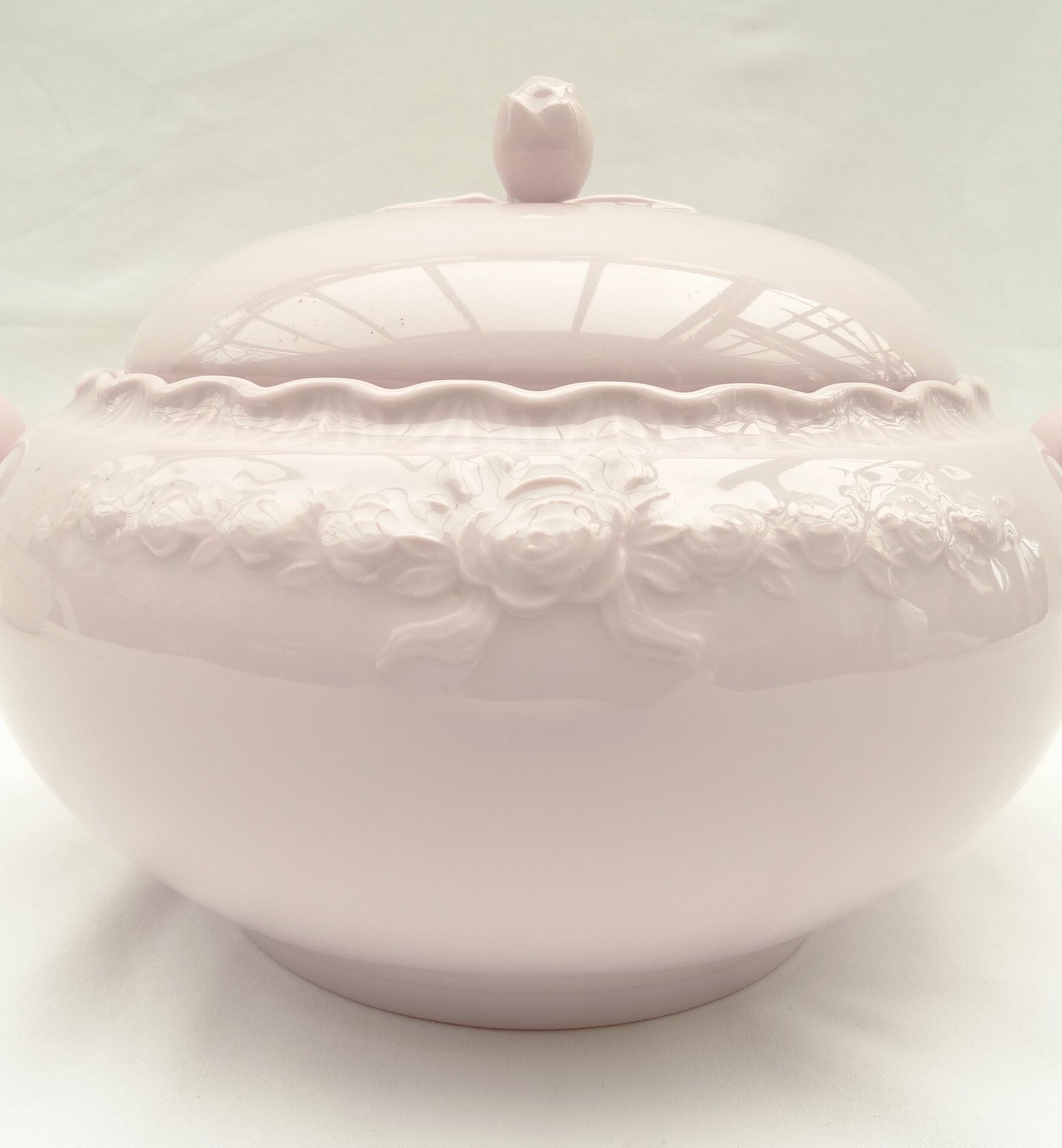 Porcelain tureen