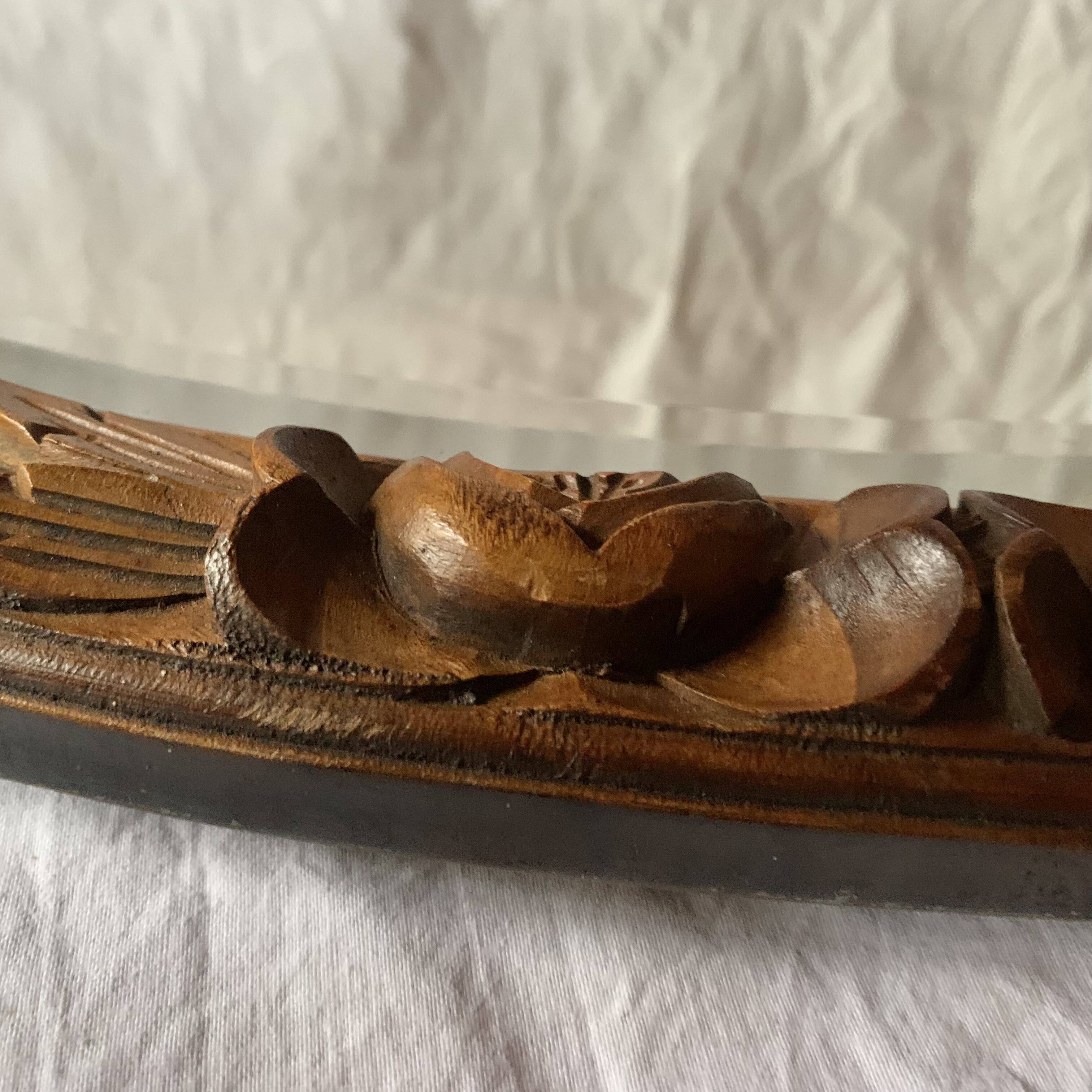 Ancien miroir ovale biseauté en bois sculpté - 69 cm