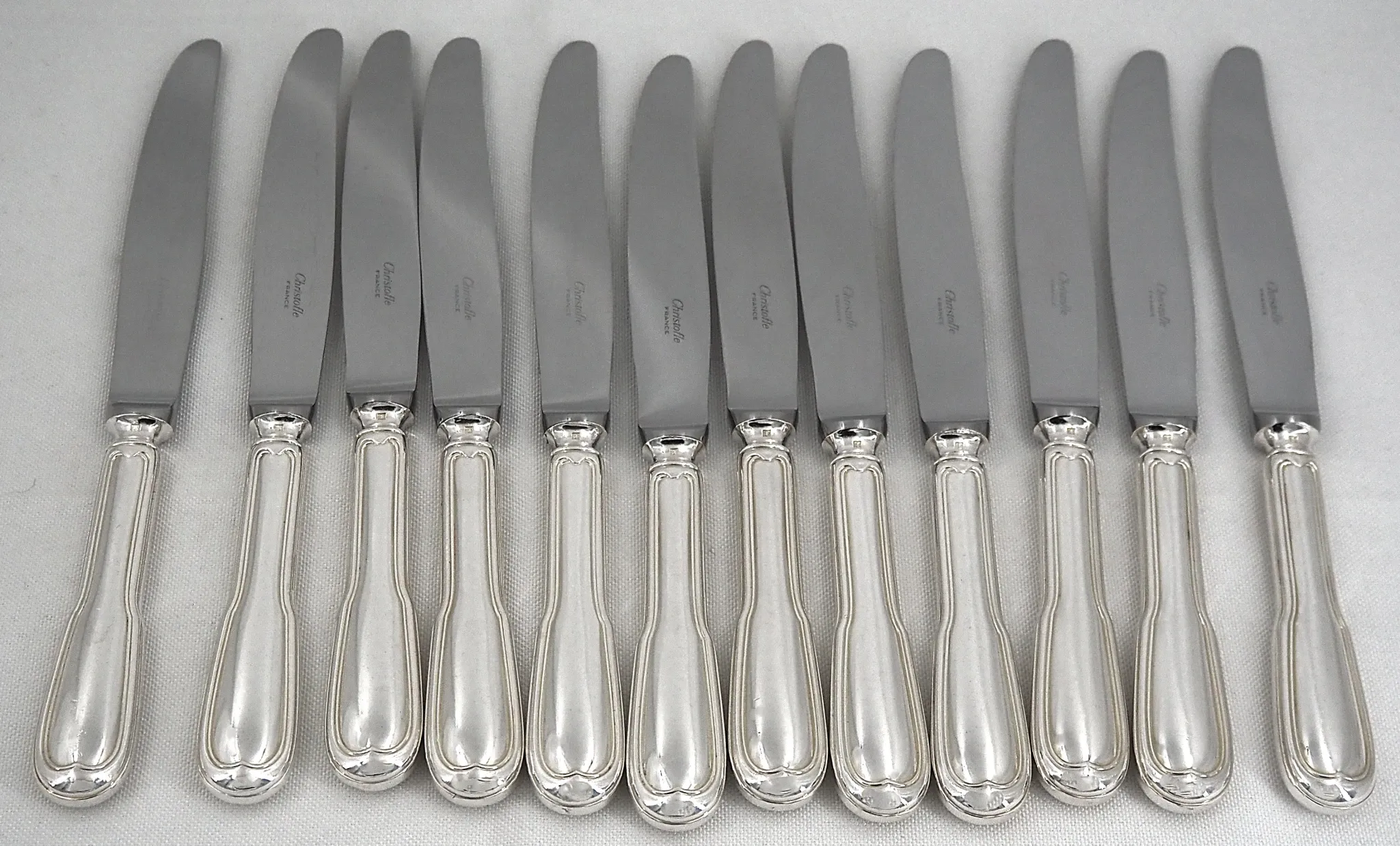 Christofle Chinon, Set of 12 silver-plated table knives in excellent condition.