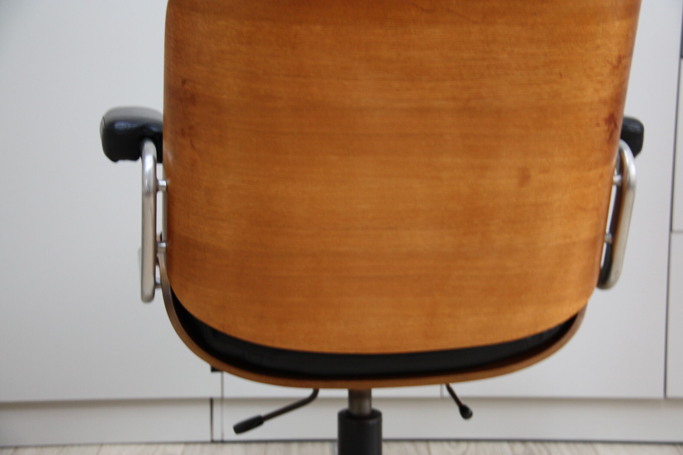 Vintage swivel office armchair in black leather and wood by Giroflex 60s