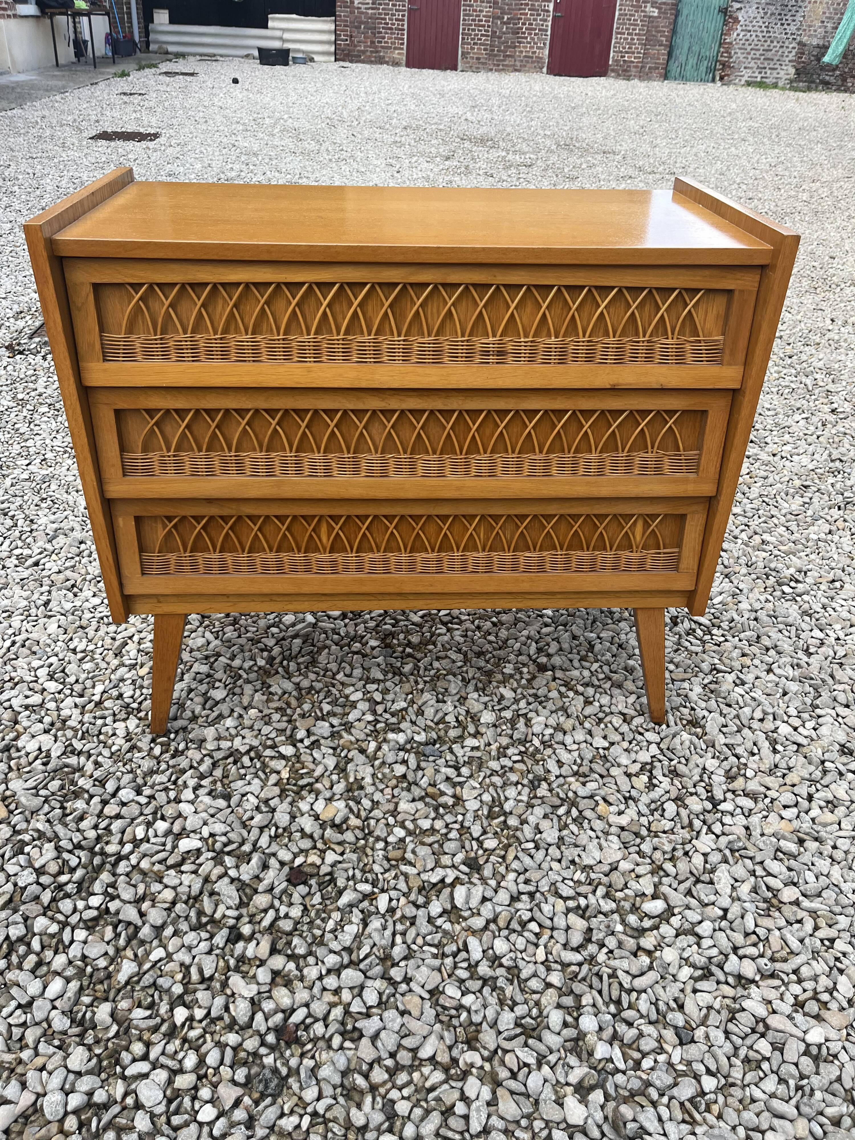 Commode vintage rotin pieds compas