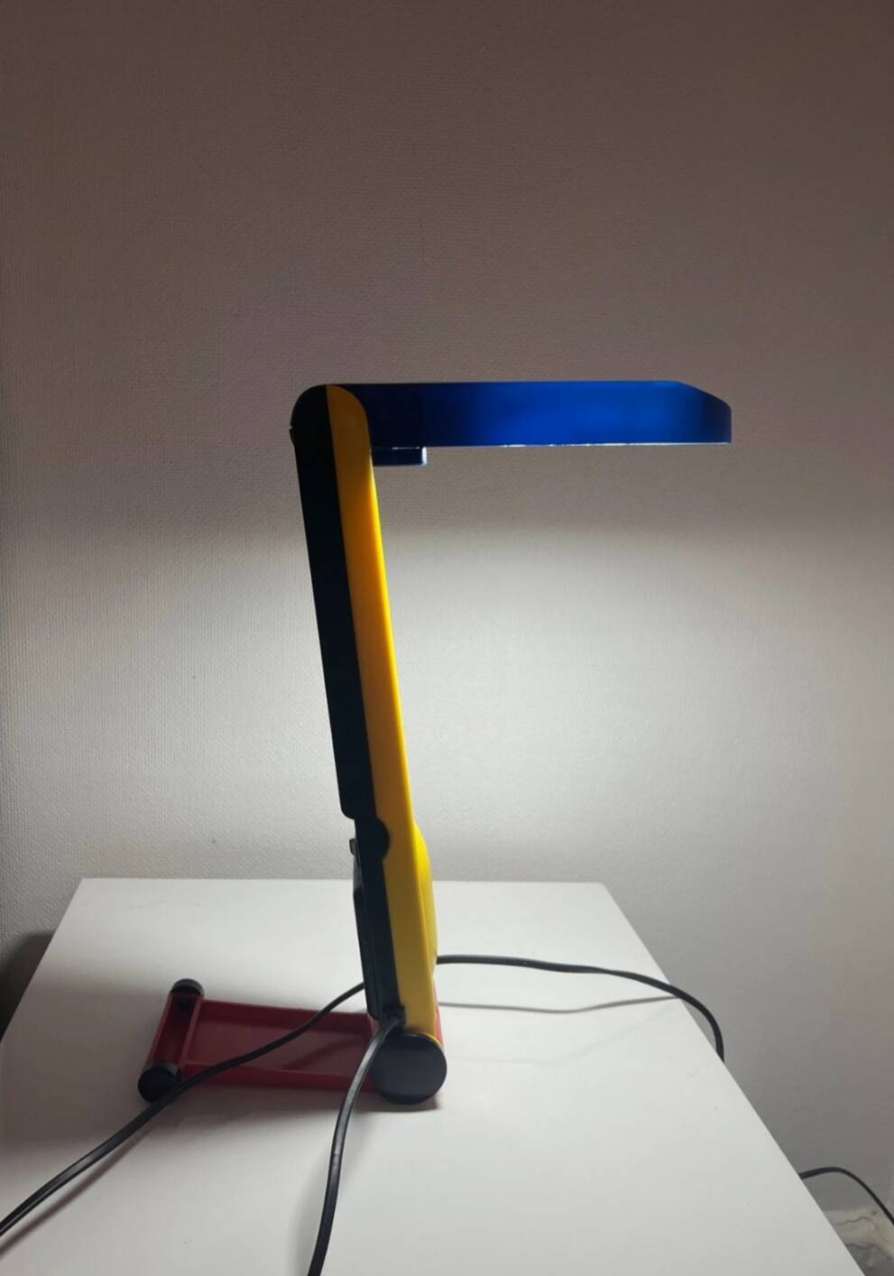 Zigzag lamp in Benetton style Memphis