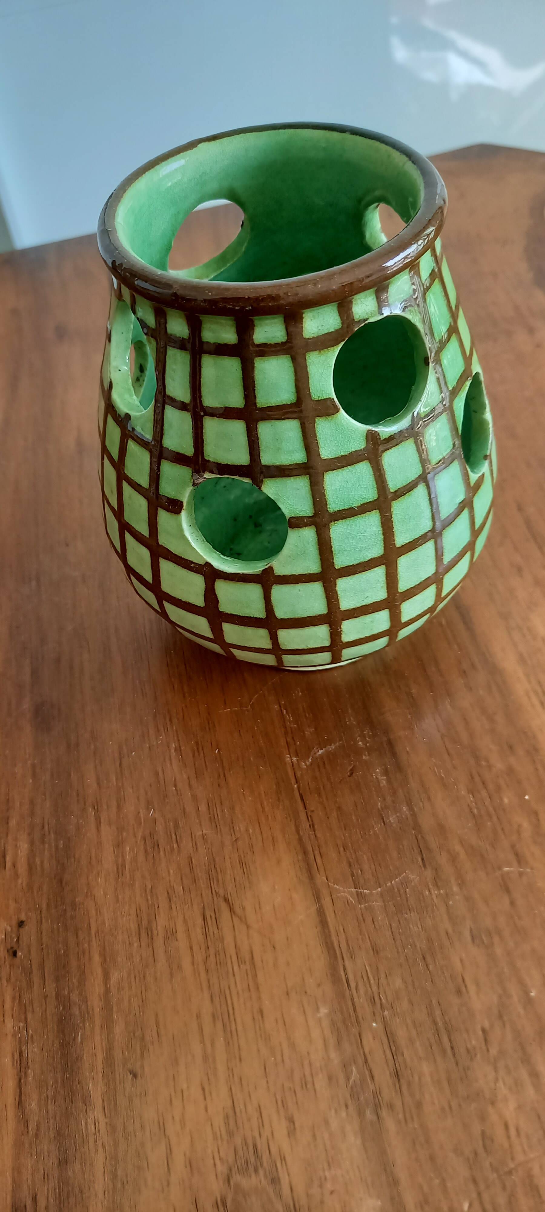 Pot for daffodils