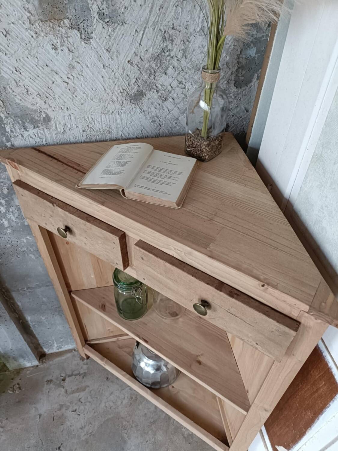 Corner cabinet