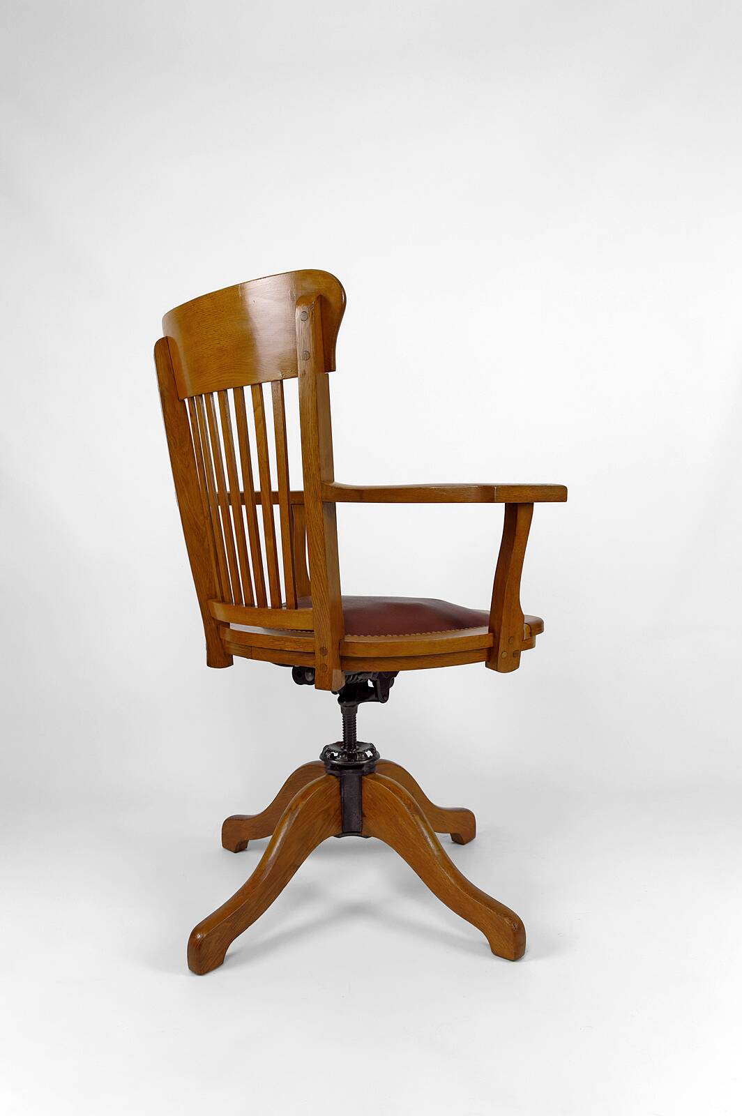 American swivel office armchair in oak, with leather seat, USA, Circa 1900