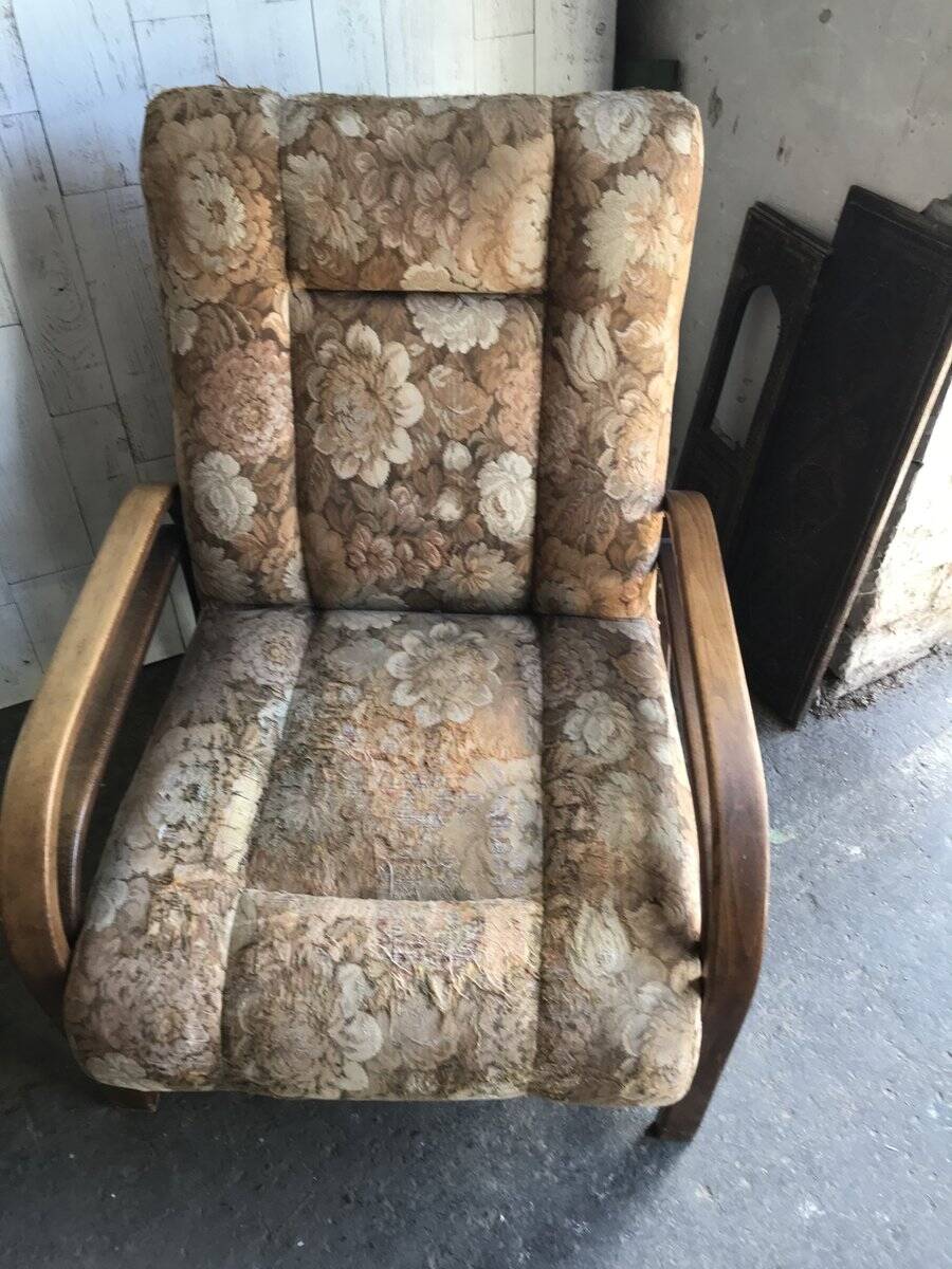 Pair of Art Deco armchairs from the 1930s in brown fabric and carved wood — vintage style
