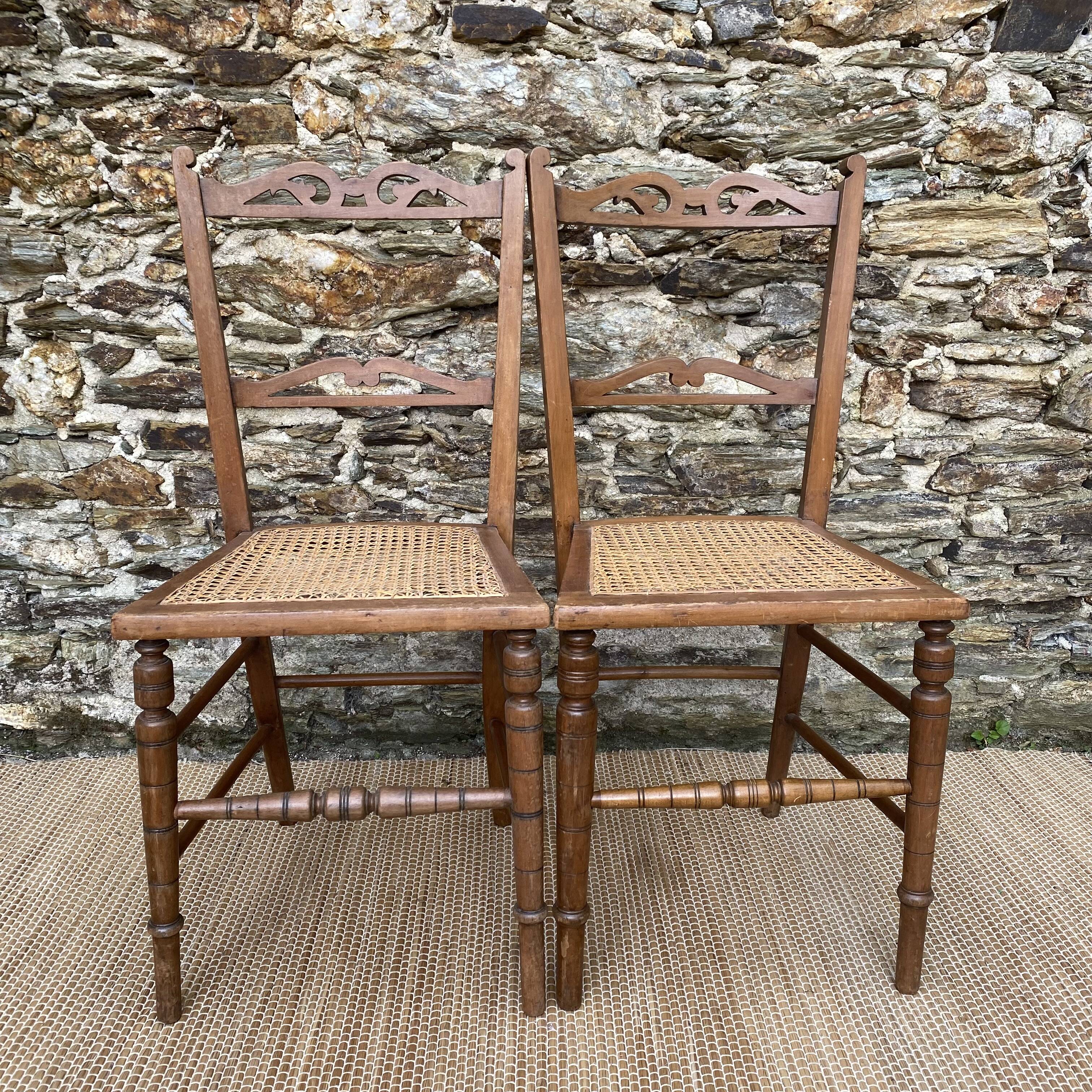 Chaises anciennes en bois et cannage