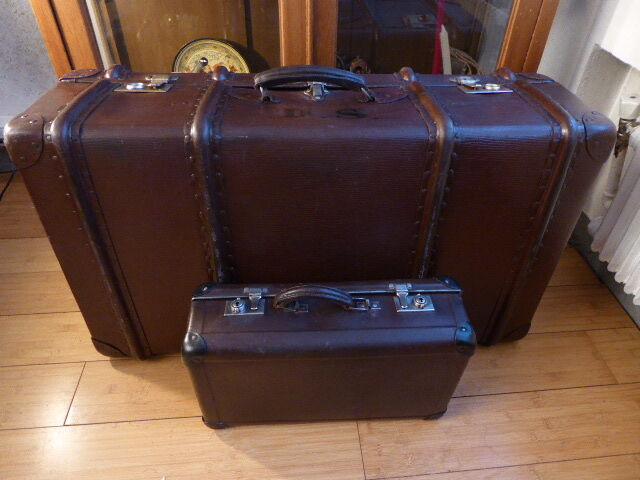 Duo of vintage dark brown suitcases "Mother Big and her little chaperone"