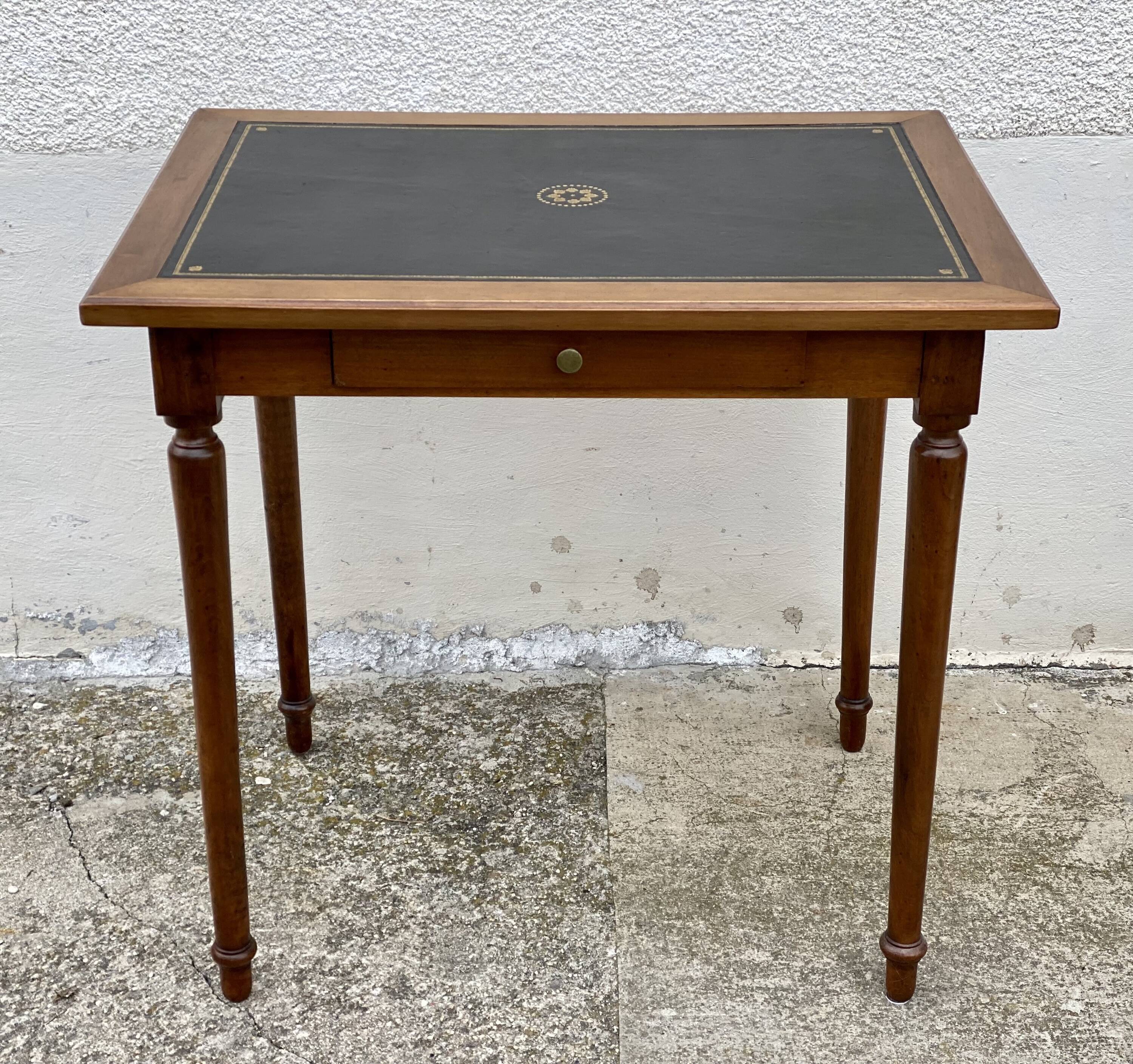 Desk XIXth Century, turned feet, walnut and leather
