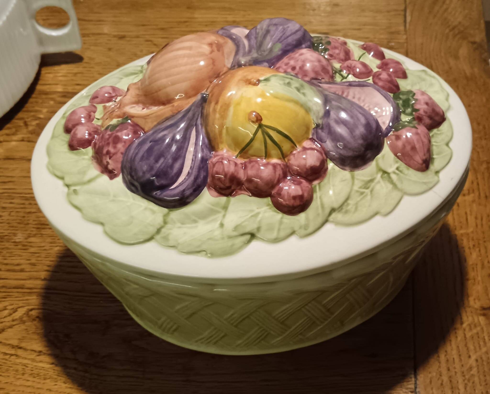 Basket / vegetable dish in Barbotine