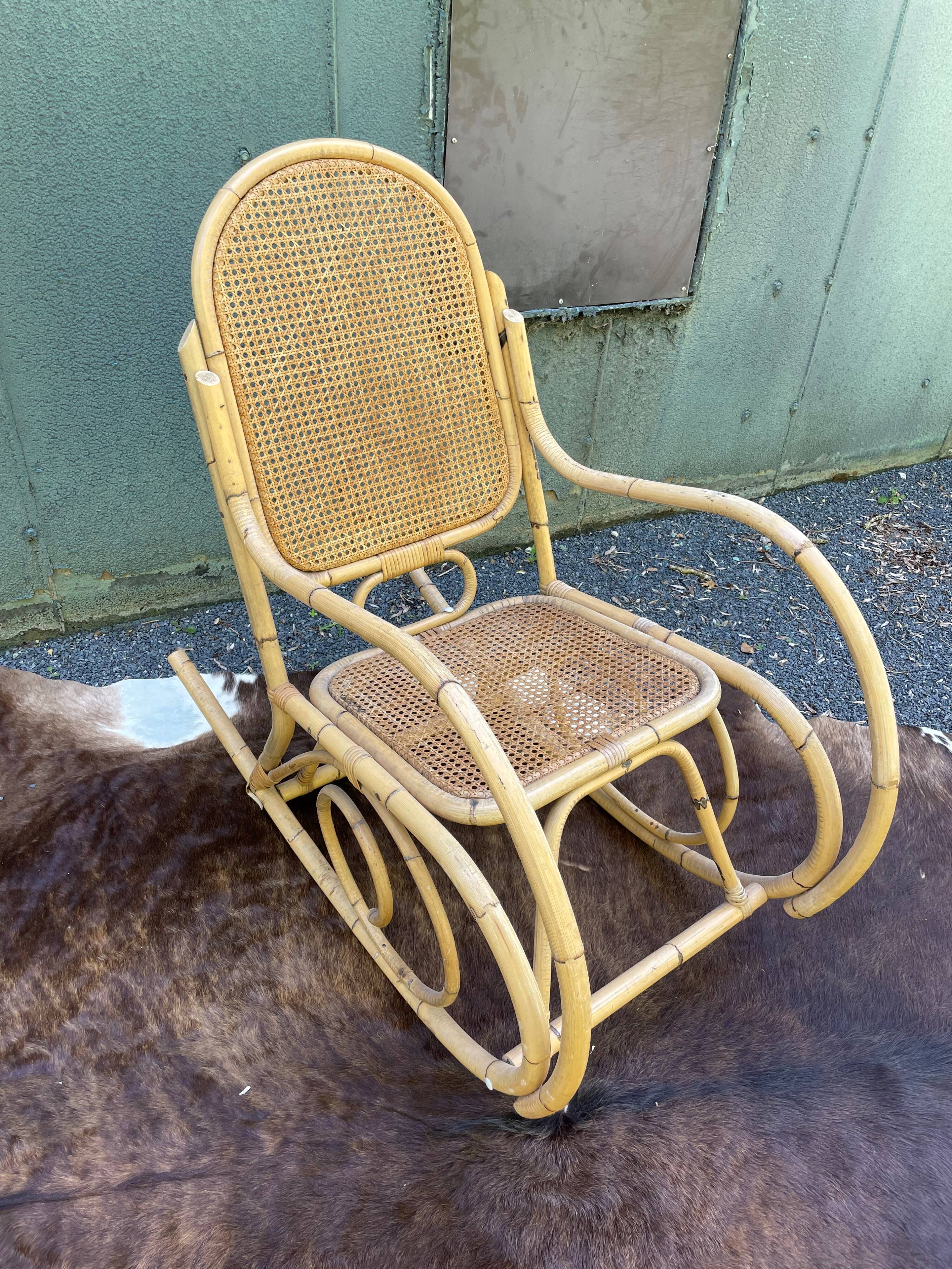 Rocking chair en cannage et rotin
