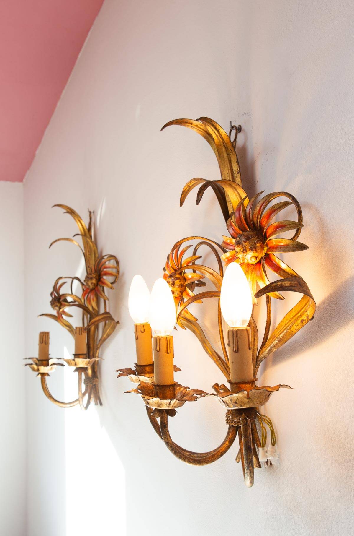 Pair of Italian wall lights in gold metal with flowers and leaves (50 cm)