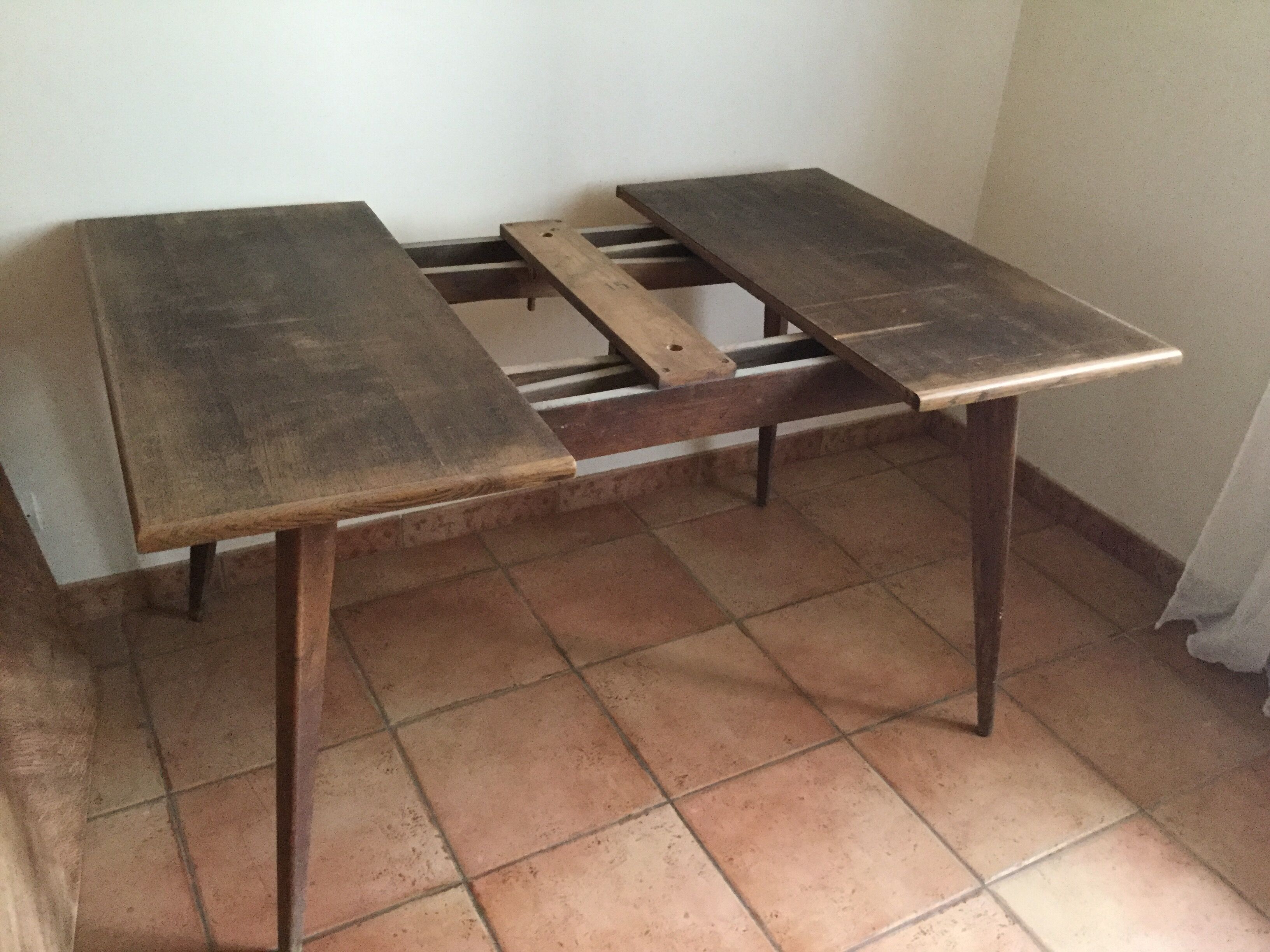 Extendable table with compass feet