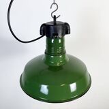 Lampe à suspension industrielle en émail vert, années 1960