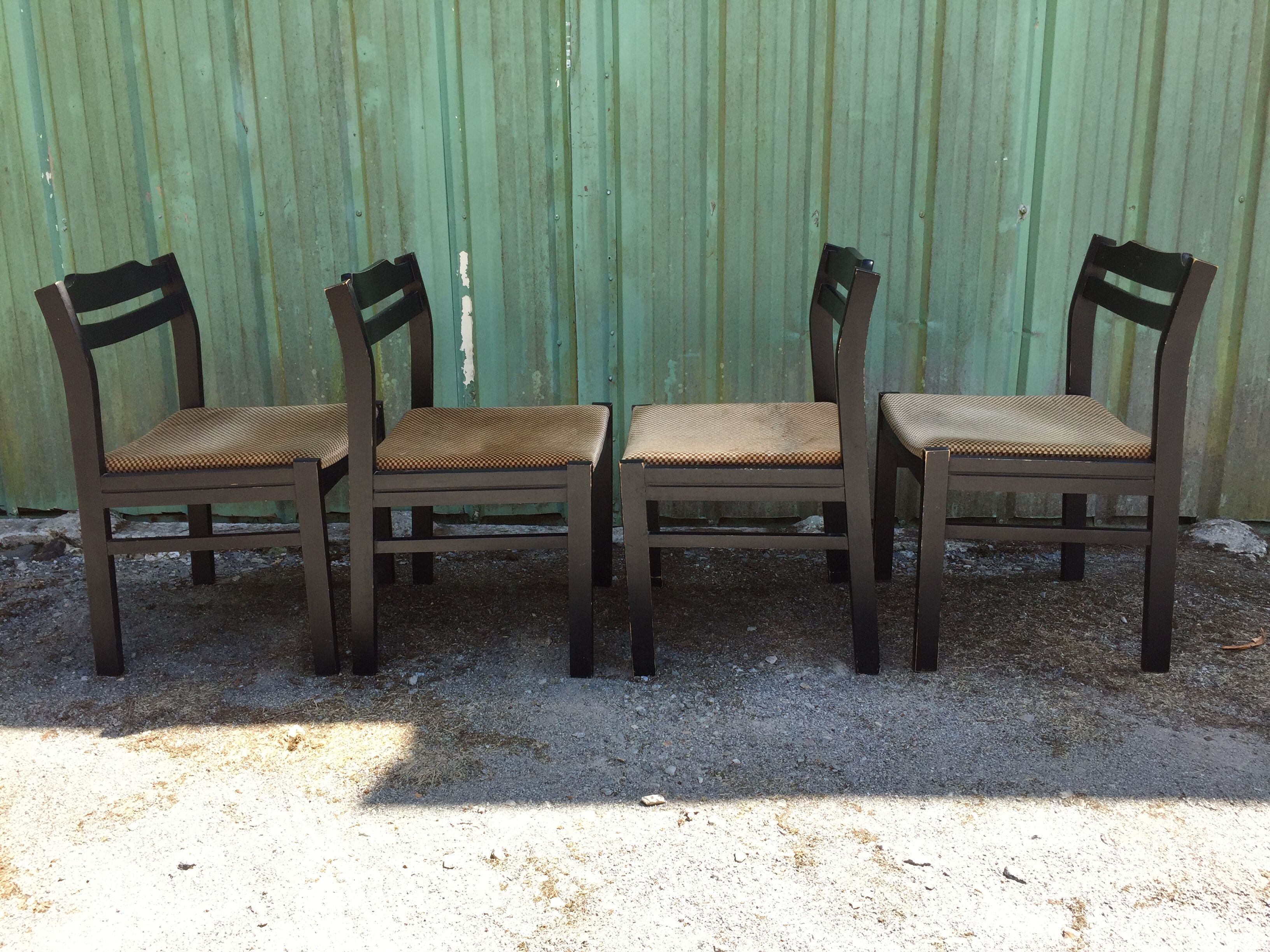 Chaises en hêtre laquées noir à assises en tissu or a petits carreaux