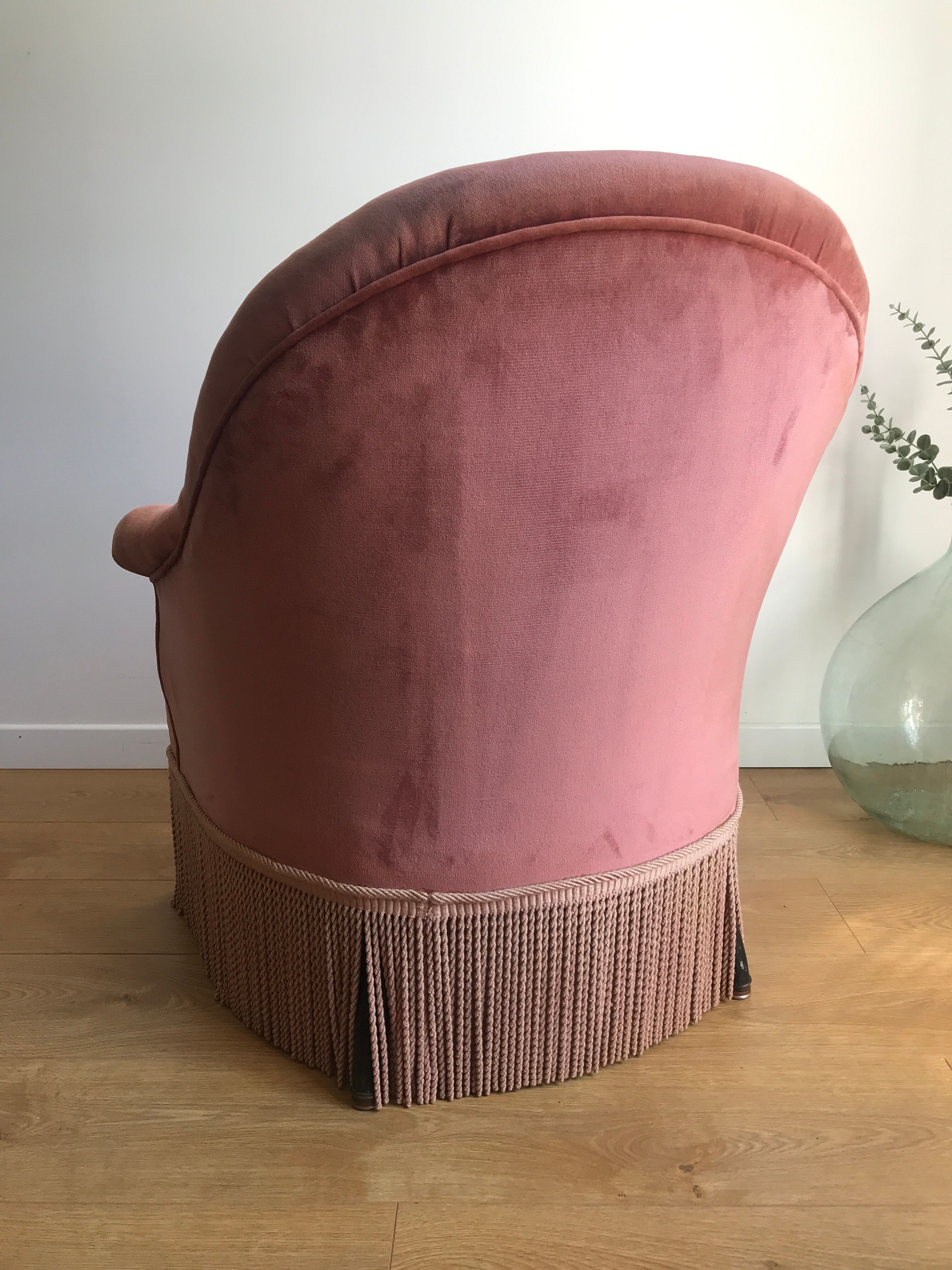 Fauteuil crapaud vintage rose en velours a franges