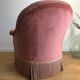 Fauteuil crapaud vintage rose en velours a franges