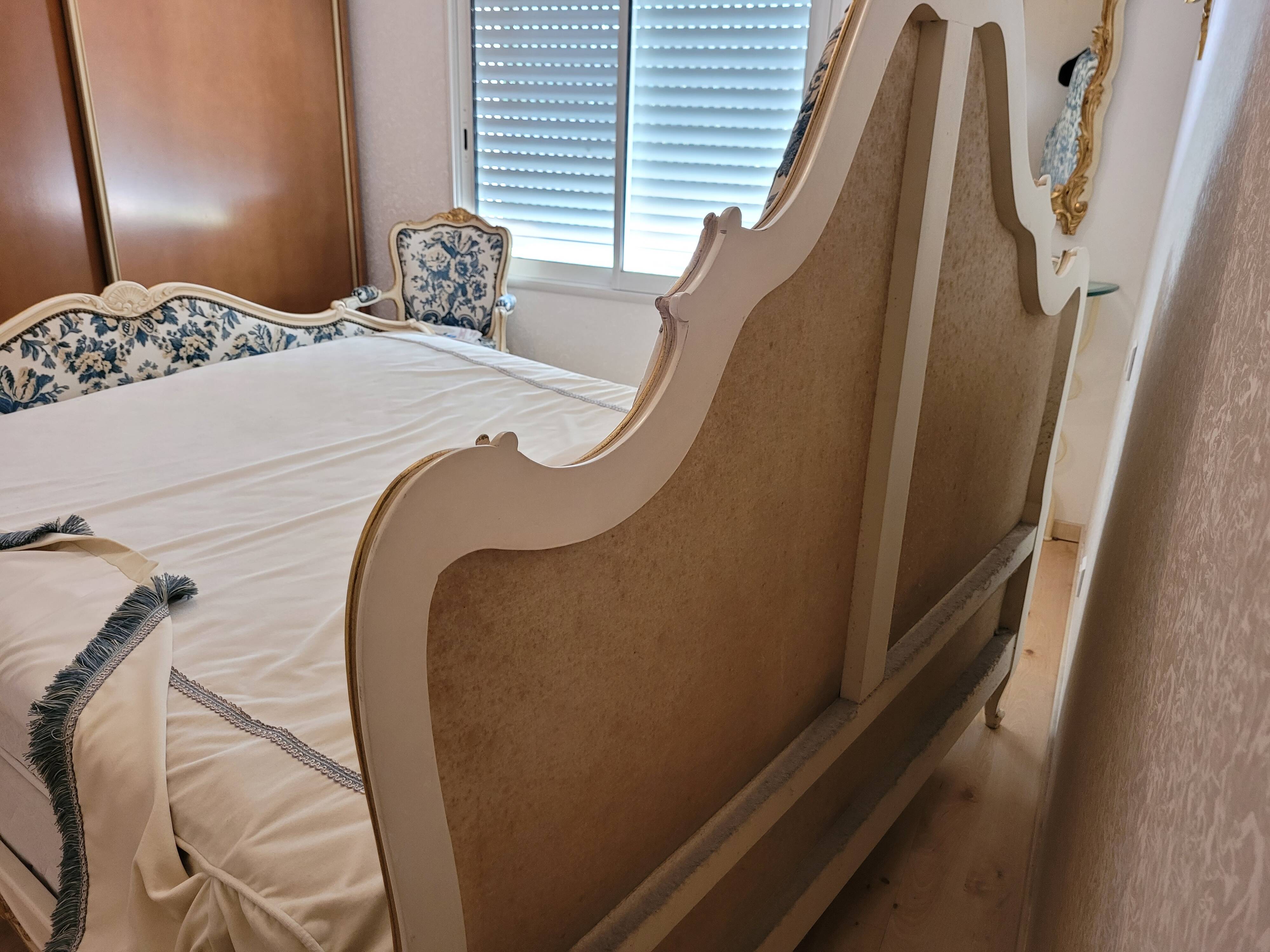 Venetian style bed