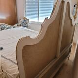 Venetian style bed