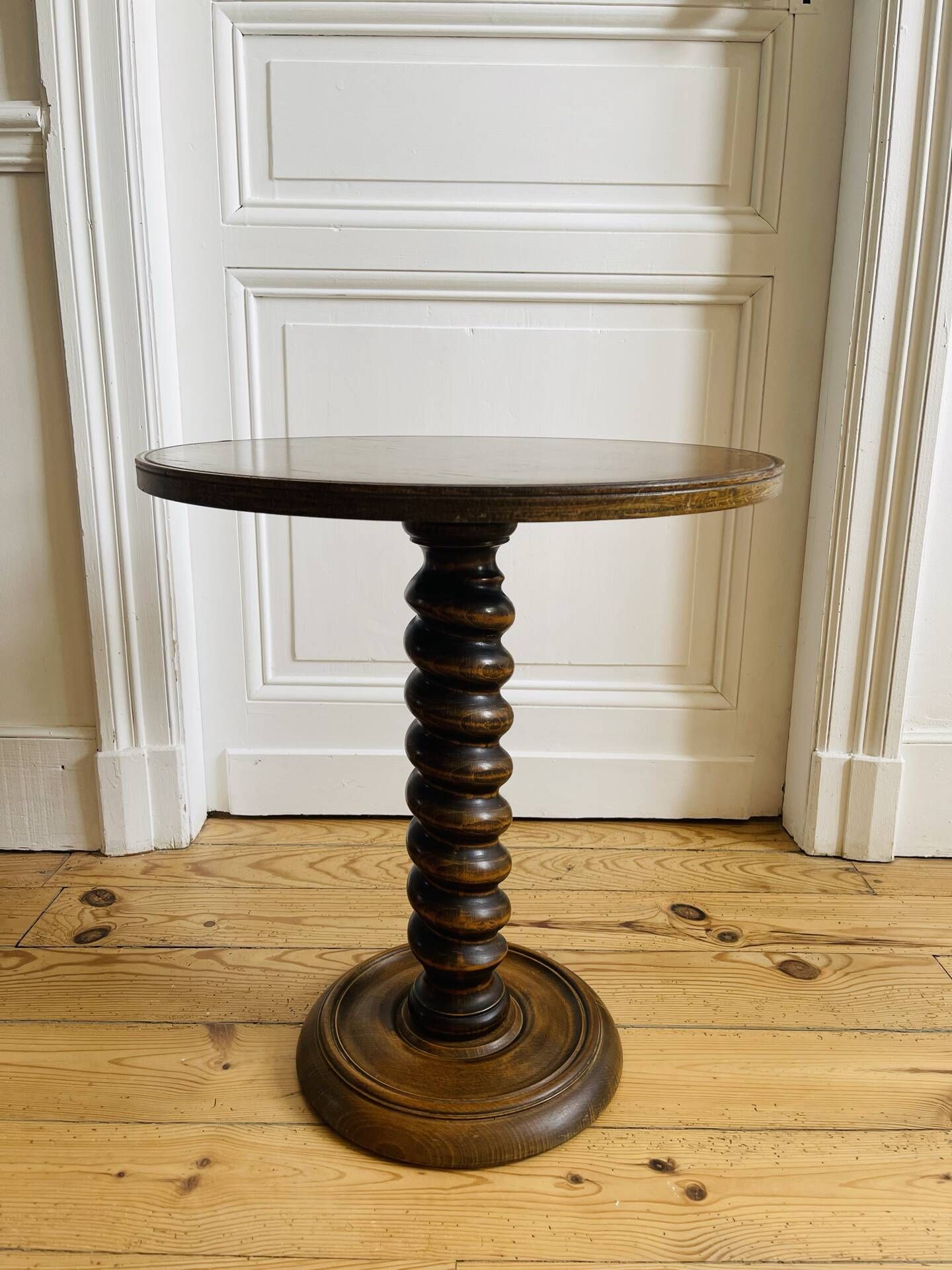 Table d’appoint en bois tourné