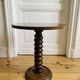 Table d’appoint en bois tourné
