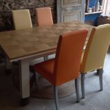 Extendable dining table