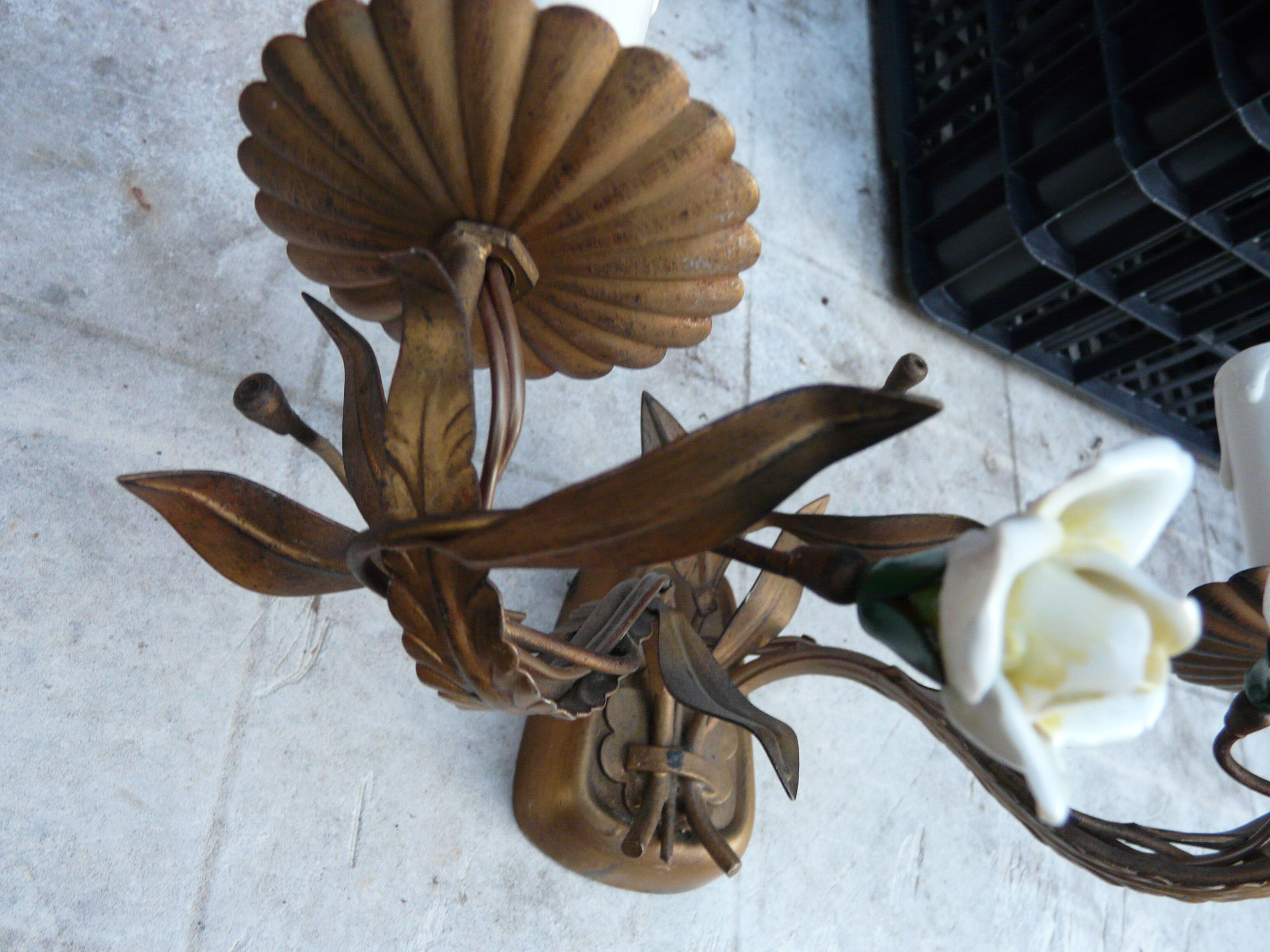 Vintage wall light in gold metal and flowers