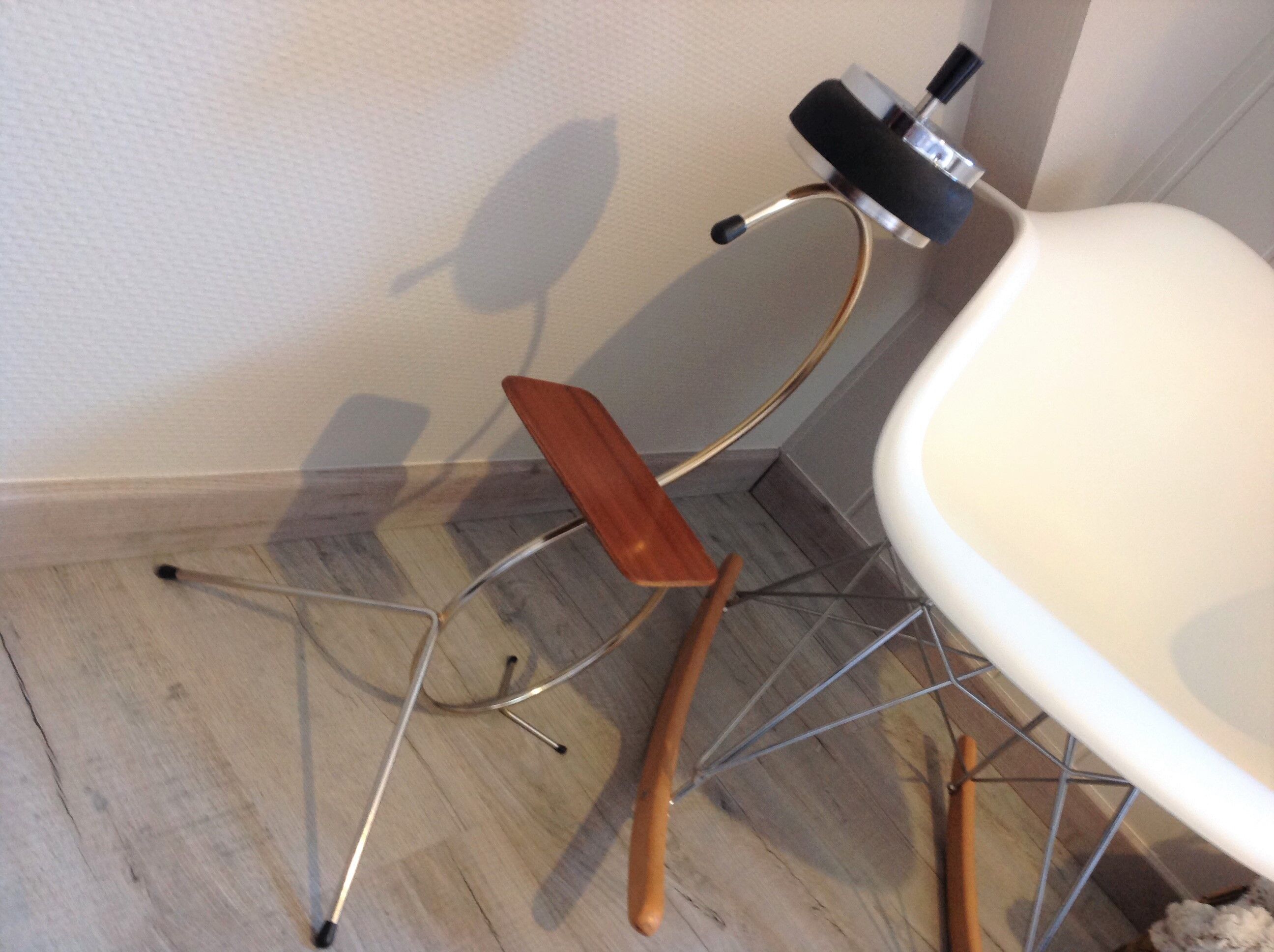 Ashtray pusher on foot with tablet / vintage 60s