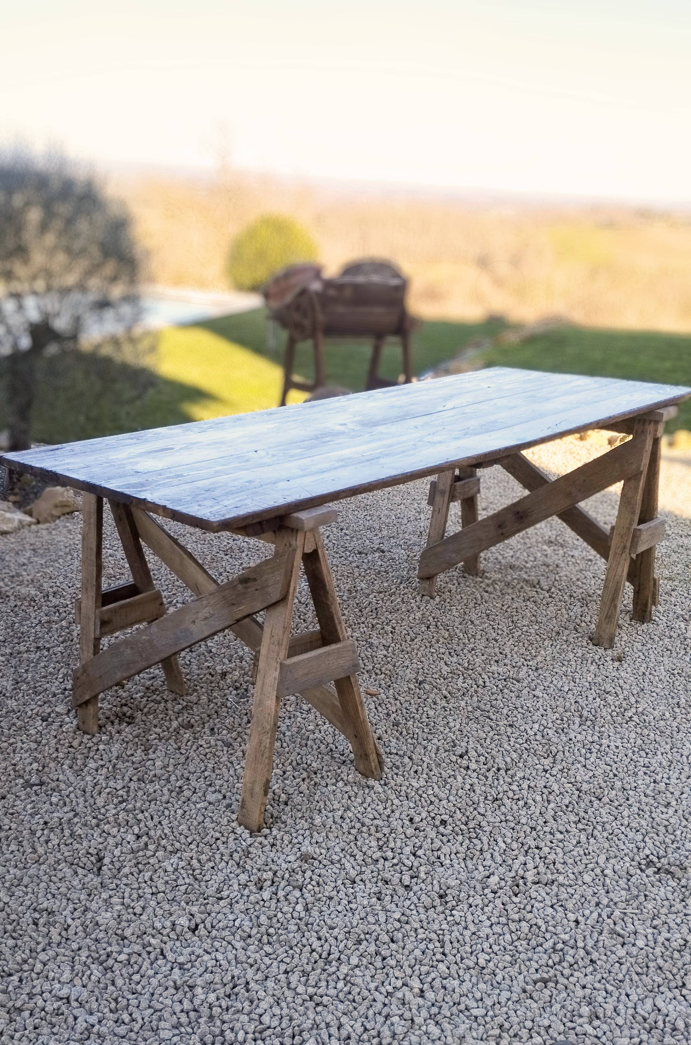 Table de ferme rustique patinée sur de lourds tréteaux