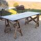 Table de ferme rustique patinée sur de lourds tréteaux
