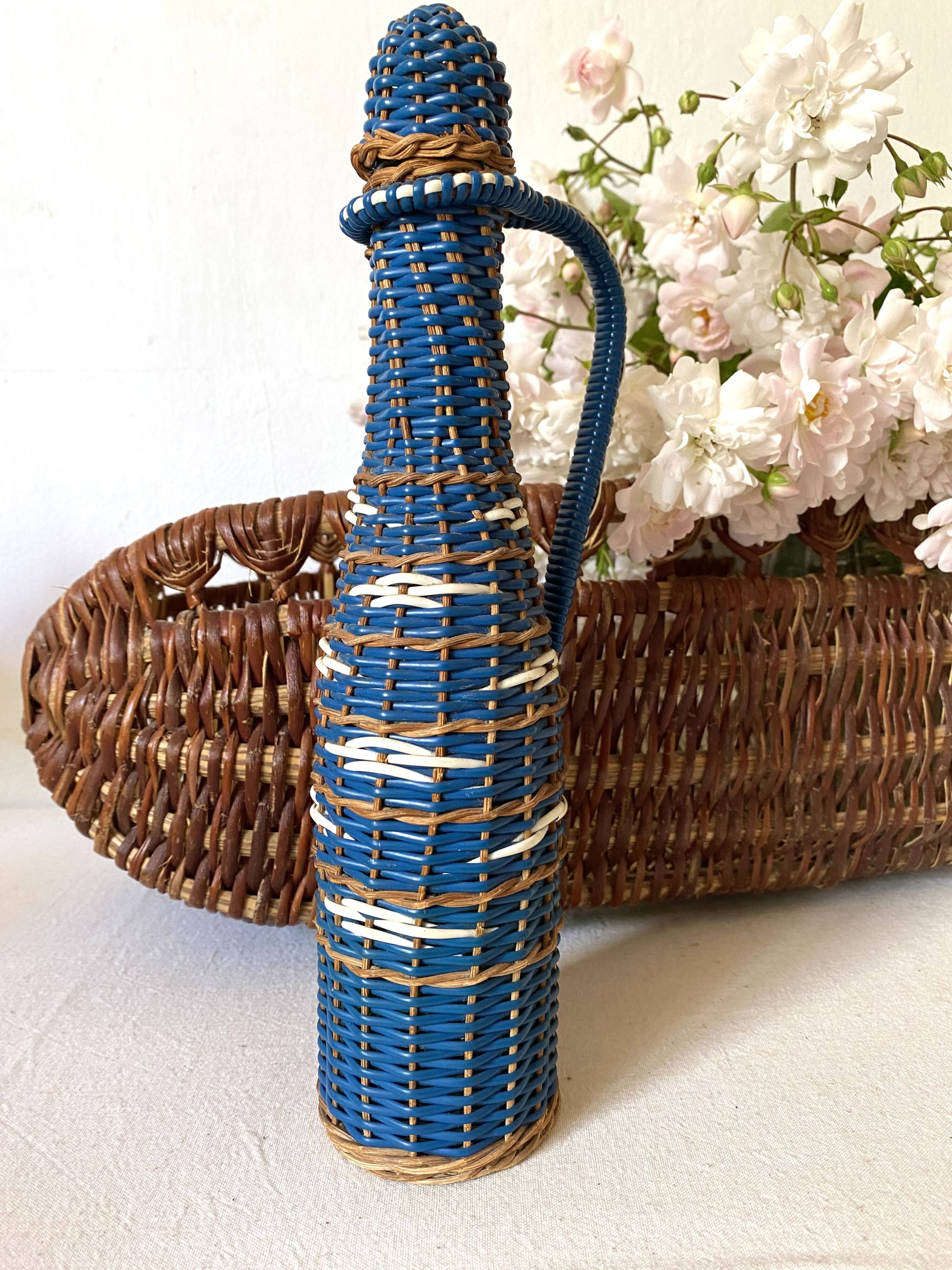 Rattan and scoubidou bottle
