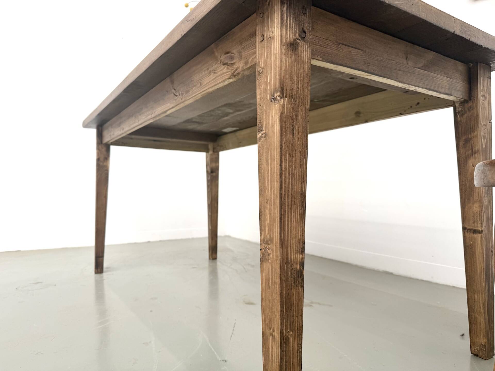 Table de ferme en chêne massif, pieds fuseaux en pin, France, années 1950